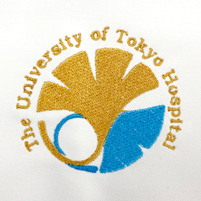 白衣とスクラブのロゴ刺繍　東京大学医学部付属病院