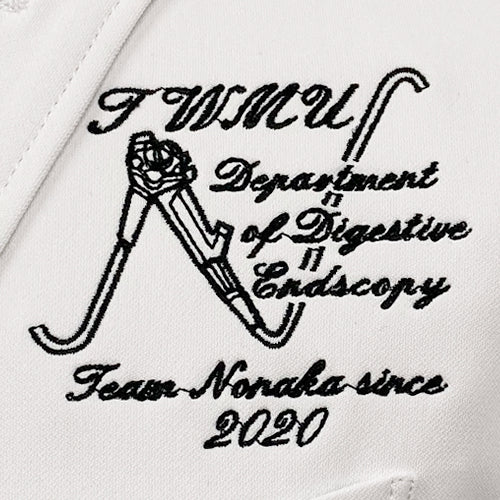 白衣とスクラブのロゴ刺繍 東京女子医科大学病院