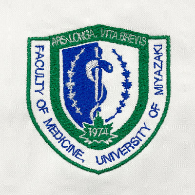 白衣とスクラブのロゴ刺繍 宮崎大書き病院